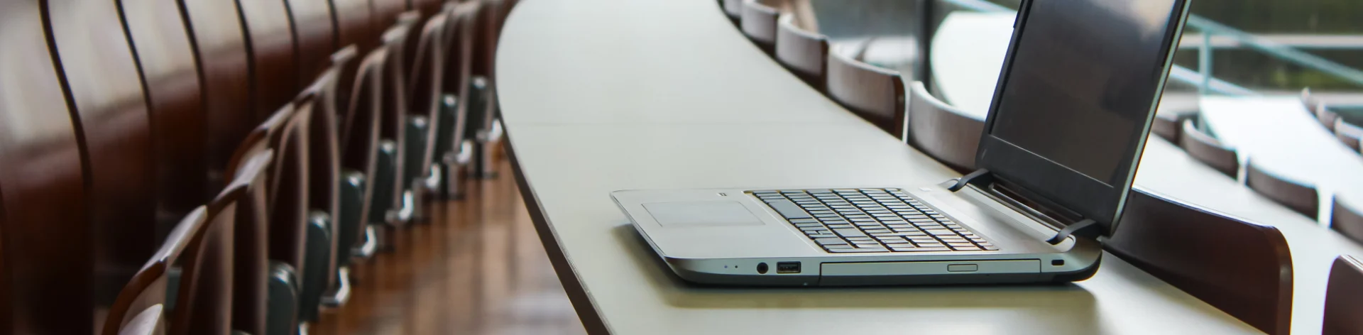 Zdjęcie laptopa na biurku