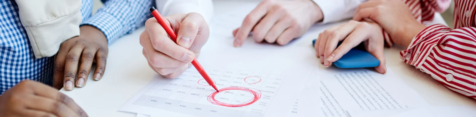 Zdjęcie dłoni oraz terminarza