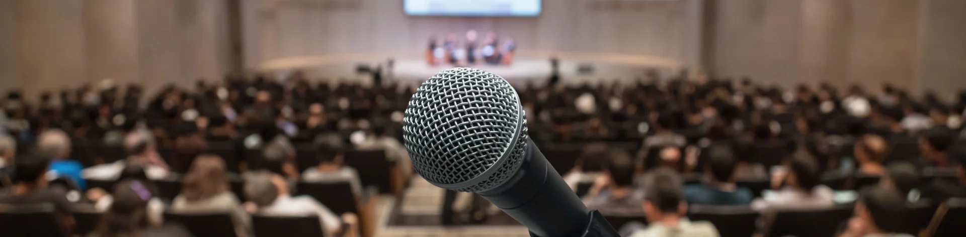 Zdjęcie mikrofonu na sali wykładowczej